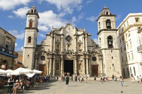 Tūristi aizņemtajā Plaza De La Catedral ar katedrāli uz fona, Havana (Habana).