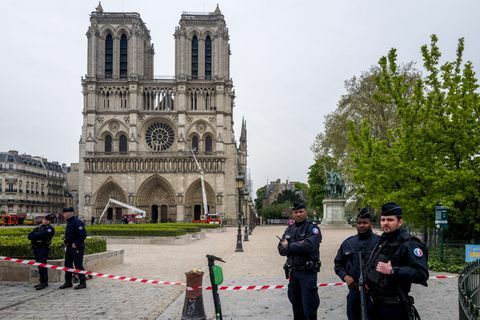 Parīze novērtē zaudējumus pēc Notre Dame Blaze