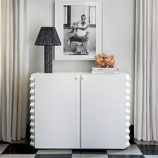 Ruffle izsmidzināts betons Credenza