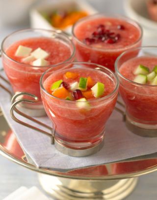 paplāte ar četrām glāzēm arbūzu gazpacho