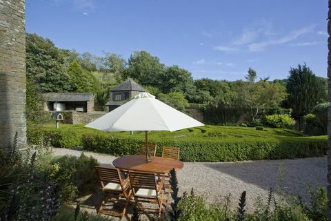 Ranscombe muiža, tiek pārdota astoņu guļamistabu muižas māja ar dārza labirintu Kingsbridge, Devon