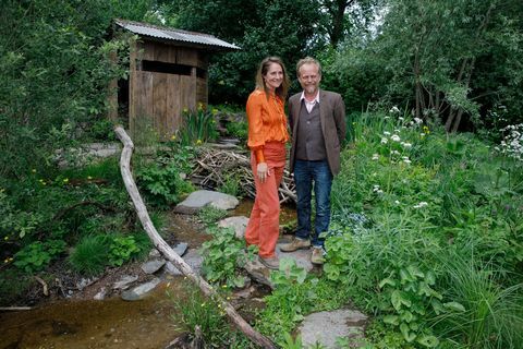 Labākie šovu dārzu dizaineri Lulū Urkharts un Ādams medības pozē savā “atkārtojamā Lielbritānijas ainavas” dārzā 2022. gada Rhs Chelsea ziedu izstādē, otrdien, 2022. gada 24. maijā, rhs Luke Macgregor