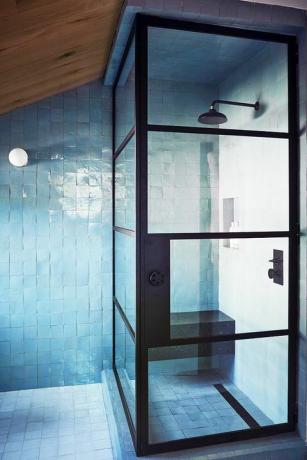 moderna vannas istaba ar zilām zelligas flīzēm