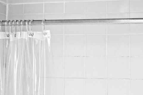 Caurspīdīgs dušas aizkars ar baltu flīžu dušu