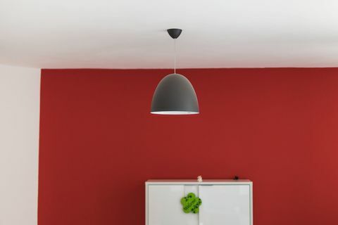 Lampa, kas karājas pie mājas griestiem