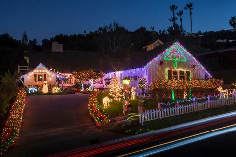 Māja ar bagātīgām ārējām Ziemassvētku gaismām