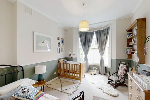 ģimenes izlozē divu guļamistabu Viktorijas pilsētas namu par £ 2