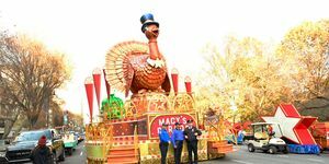 Ņujorka, Ņujorka 23. novembris Tom Turkey by Macys float ir redzams 96. macys pateicības dienas parādes laikā balonu inflācija 2022. gada 23. novembrī Ņujorkā, fotogrāfija eugene Gologurskygetty images for Macys, inc