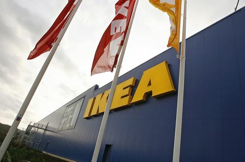 Karogi lido jaunā Ikea veikalā Belfāstā