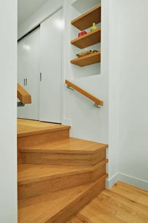 Kabatas kāpnes: pielāgotas, modernas četrpakāpju kāpnes ved uz gaiteni, veido mini piekāpšanos ar grāmatu plauktiem daļēji.