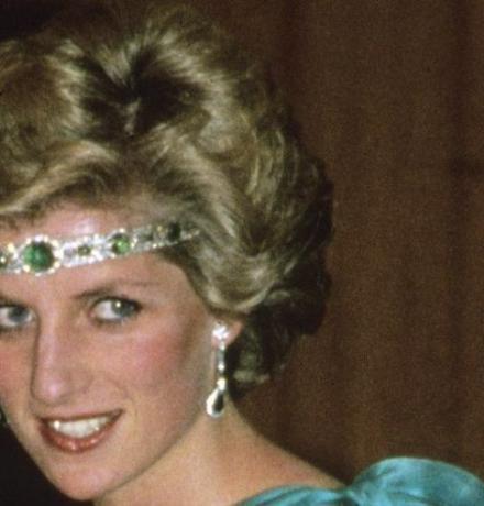 melburna, Austrālija 31. oktobris princis Čārlzs, Velsas princis un Diāna, Velsas princese, ģērbusies zaļā satīna vakarkleitā, kuru veidojuši Dāvids un Elizabete Emanuela un smaragda kaklarota kā galvas saite, apmeklējiet svinīgu svētku vakariņu deju dienvidu krusta viesnīcā 1985. gada 31. oktobrī Melburnā, Austrālijā. Anwar husseingetty foto attēlus