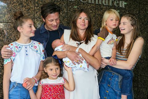 Džeimijs ar sievu Džolu un viņu pieciem bērniem neilgi pēc dēla River Rocket piedzimšanas