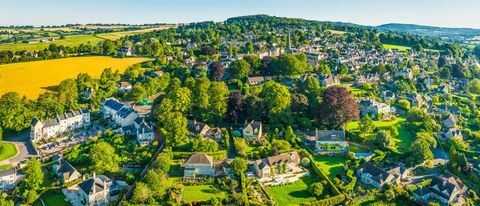 Gaisa panorāma virs lauku mājām gleznainā vasaras ciematā Cotswolds