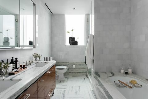 balta vannas istaba, marmora grīda, koka skapji, dubultā tualete