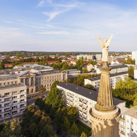 Vācija, Potsdama, pilsētas skats ar priekšplānā Sv. Nikolaja baznīcas eņģeļa figūriņu