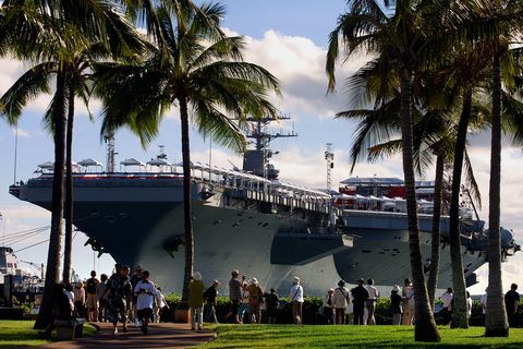 Tūristi apmeklē USS Arizonas memoriālo muzeju plkst