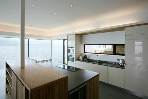Gludi spīdīga virtuve ar skatu uz jūru