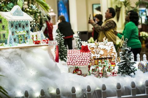 Cilvēks, ziema, notikums, publiskā telpa, svētki, Ziemassvētku noformējums, Ziemassvētki, klients, Ziemassvētku vakars, skujkoks, 